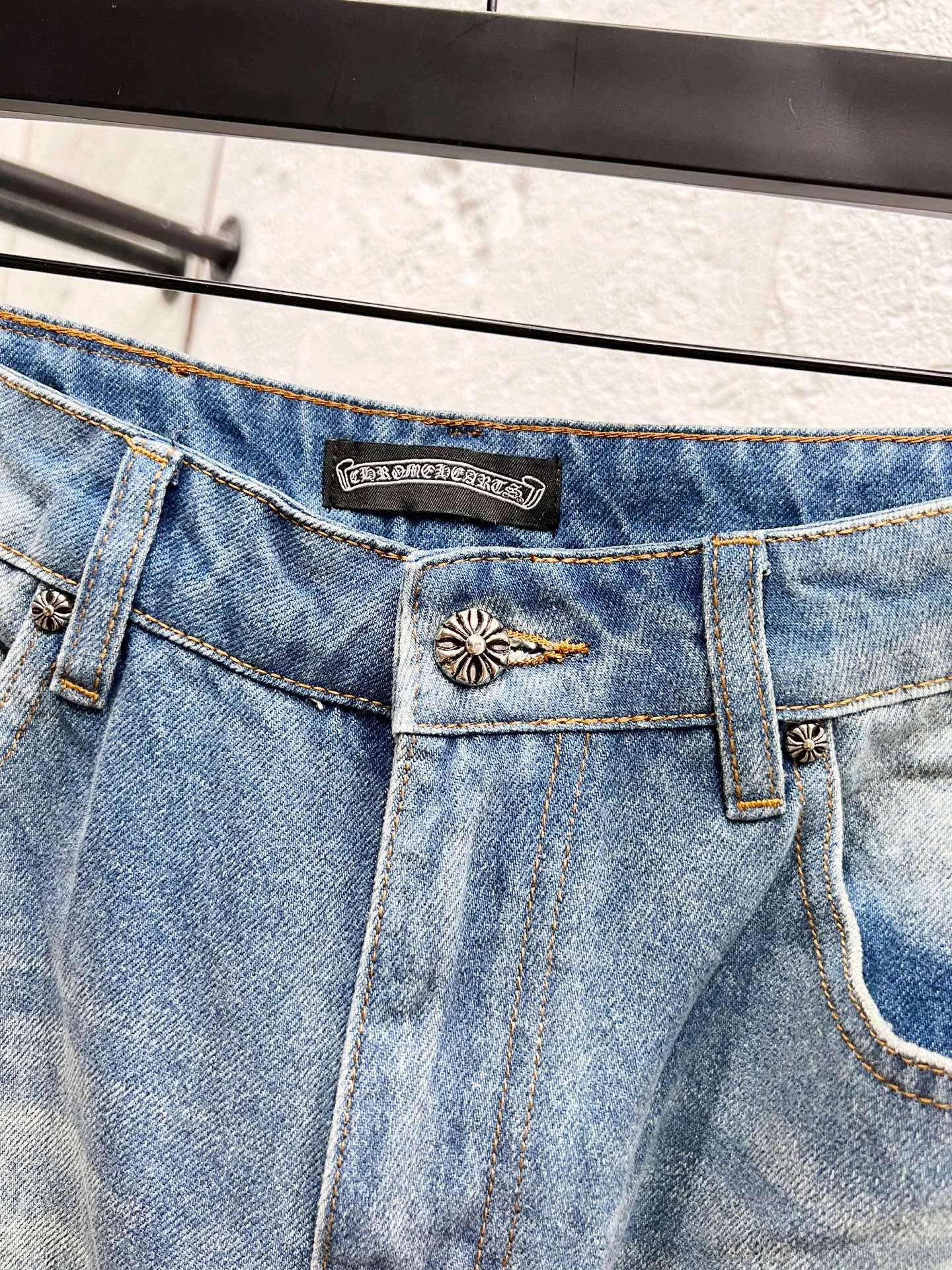 P260 Style number: H926 Chrome hearts & Chrome hearts 25ss black leather cross patch leather jeans Chrome hearts’ logging pants are here! ! ! CH Croix Heart Double Knee Cross Patch Leather Bo1 Style Logging Pants Straight-leg Work Pants B136 Croix Heart Cross Sanskrit Overalls Price 24W Level, patchwork cross pattern embellishment, high-waisted washed jeans! ! Absolutely high-end luxury products, 1.9W level god-level single products, super popular products, made by top heavy industry, not to be missed. About Zangyin, this is an extremely luxurious fashion brand, which can also be called the nobles of the high street. It has always been an exclusive brand of some hipsters or rich second generation. Compared with ordinary high streets, it is more luxurious and noble. Compared with luxury brands, it has a more fashionable personality and has always been a brand that I have a special liking for. Imported yarn is custom-woven into a high-density twill canvas, which ensures a crisp silhouette while also making the fabric feel very delicate. It follows the B01 classic silhouette, with a crisp and stylish upper body. The ready-made garments are stone-ground and fermented and can be matched with any style. Buttons and zinc brushing are washed with genuine YKK retro metal products. Double-layered canvas on the front. Perfect details. All hardware is perfect. Size: 30-32-34-36 Color: blue pants and black leather